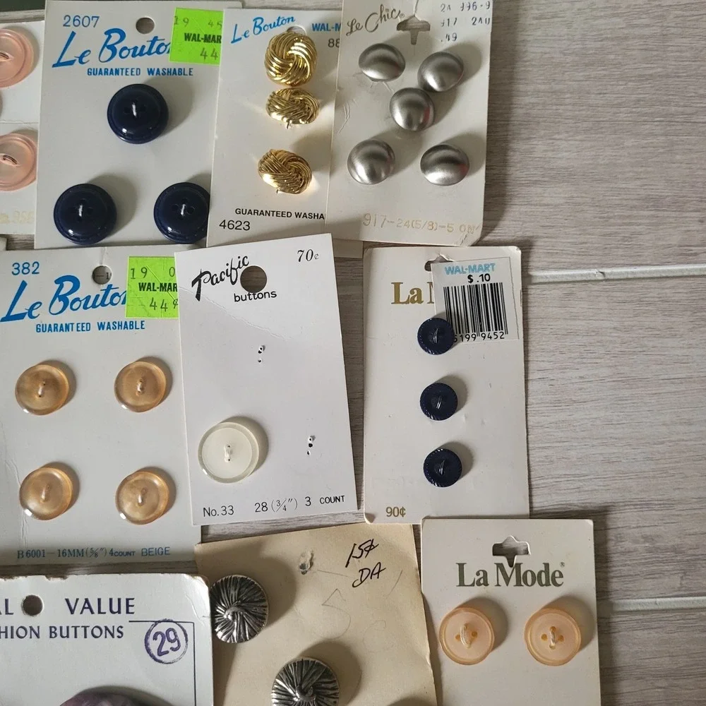 Bundle Of Vintage Sewing Buttons On Cards Arts Crafts Collectible Multicolore